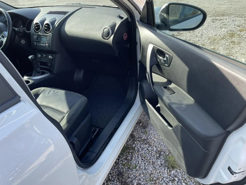 Nissan Qashqai 1.6i, снимка 9 - Автомобили и джипове - 39987935