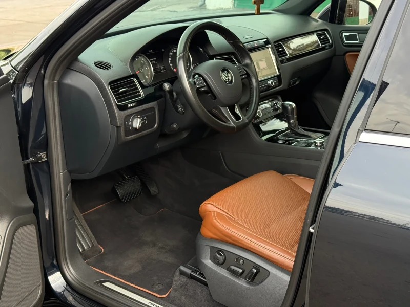 VW Touareg X 30TDi 245 * 360 камери* * Панорама* * Дистроник*, снимка 10 - Автомобили и джипове - 51755527