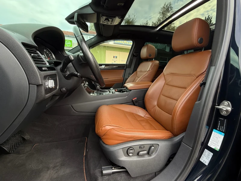VW Touareg X 30TDi 245 * 360 камери* * Панорама* * Дистроник*, снимка 13 - Автомобили и джипове - 51755527