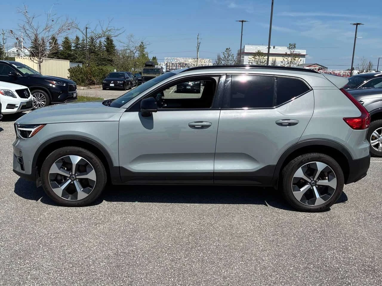 Volvo XC40 Plus Dark Theme  CARFAX, снимка 2 - Автомобили и джипове - 54864196