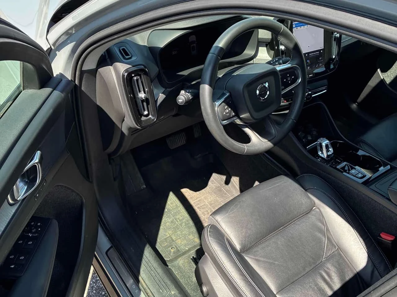 Volvo XC40 Plus Dark Theme  CARFAX, снимка 5 - Автомобили и джипове - 54864196