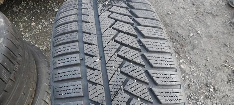 Гуми Зимни 225/40R18, снимка 1 - Гуми и джанти - 31480659