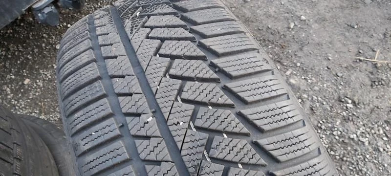 Гуми Зимни 225/40R18, снимка 2 - Гуми и джанти - 31480659