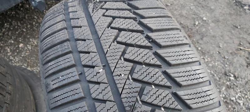 Гуми Зимни 225/40R18, снимка 3 - Гуми и джанти - 31480659