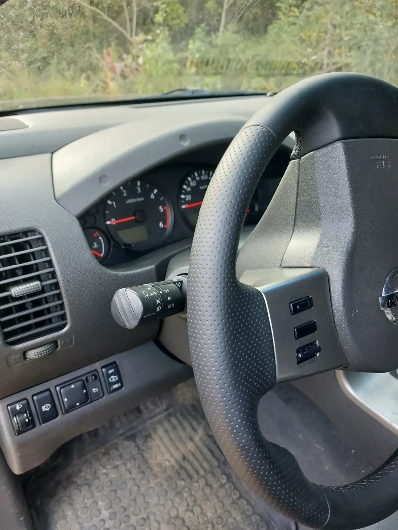 Nissan Navara 2.5 DCI, снимка 8 - Автомобили и джипове - 48451594