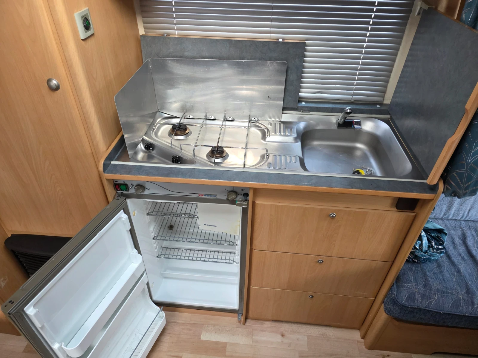 Каравана Adria Altea 502 DK, снимка 15 - Каравани и кемпери - 53919138