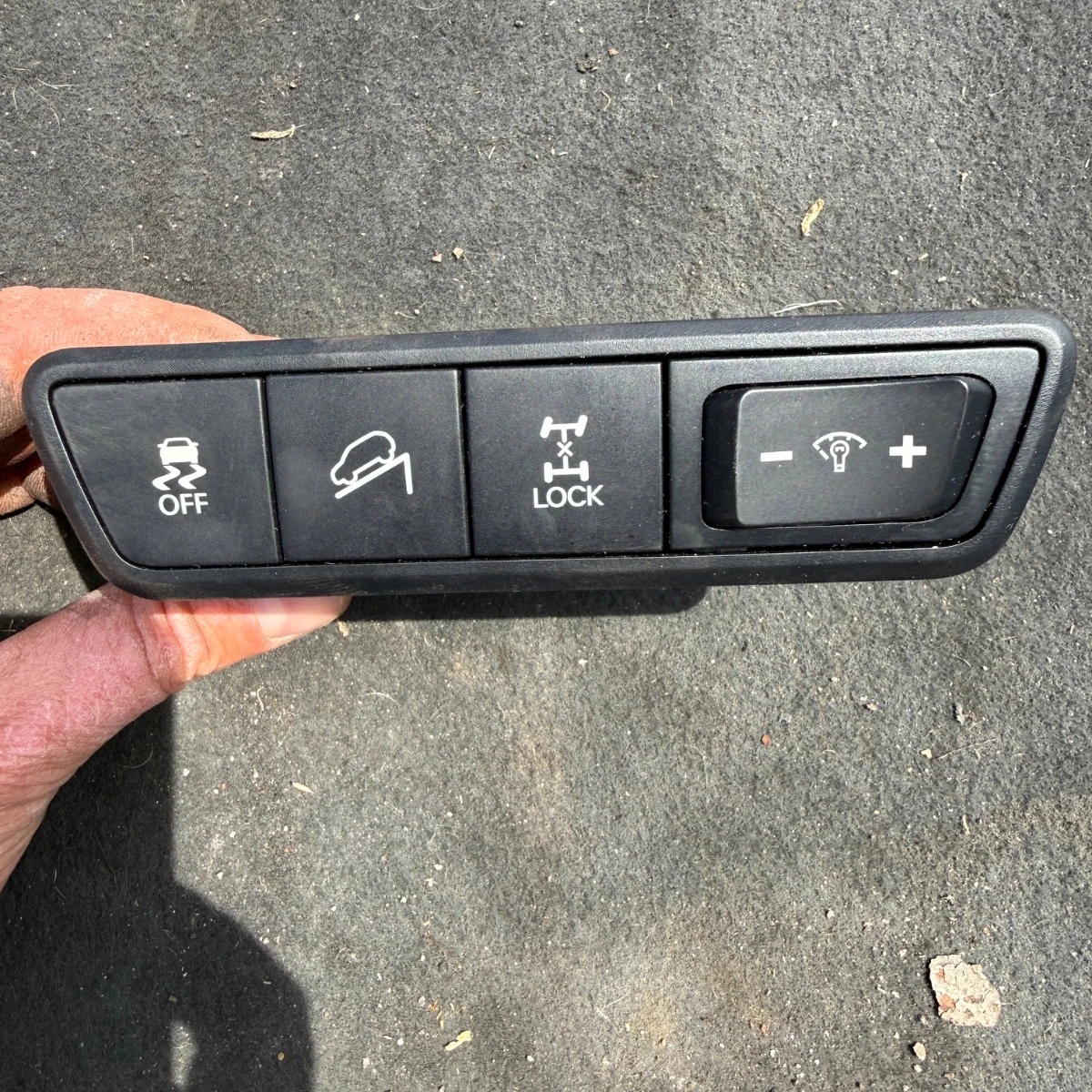 Контролен панел с бутони за управление на различни системи за Hyundai IX35 93700