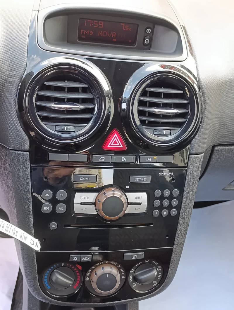 Opel Corsa 1.2i Газ/ Бензин, снимка 9 - Автомобили и джипове - 52811515