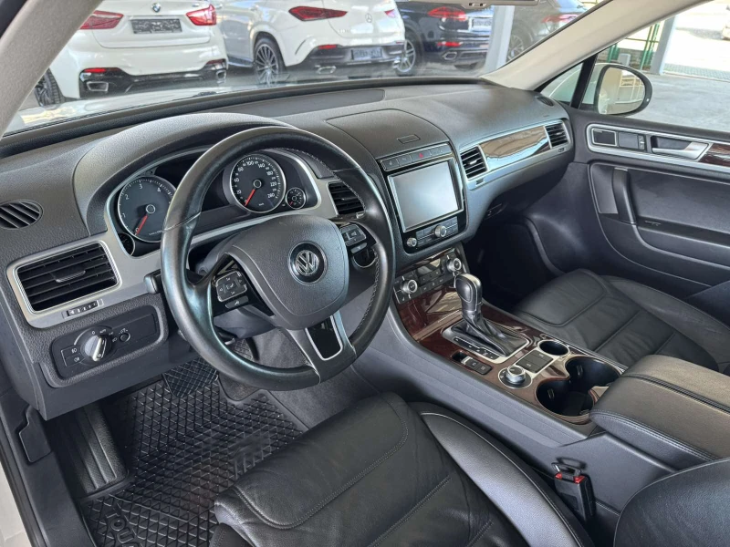 VW Touareg 3.0* V6 TDI* 204ps* 4x4* УНИКАТ* DINAUDIO* КОЖА* , снимка 9 - Автомобили и джипове - 53589852
