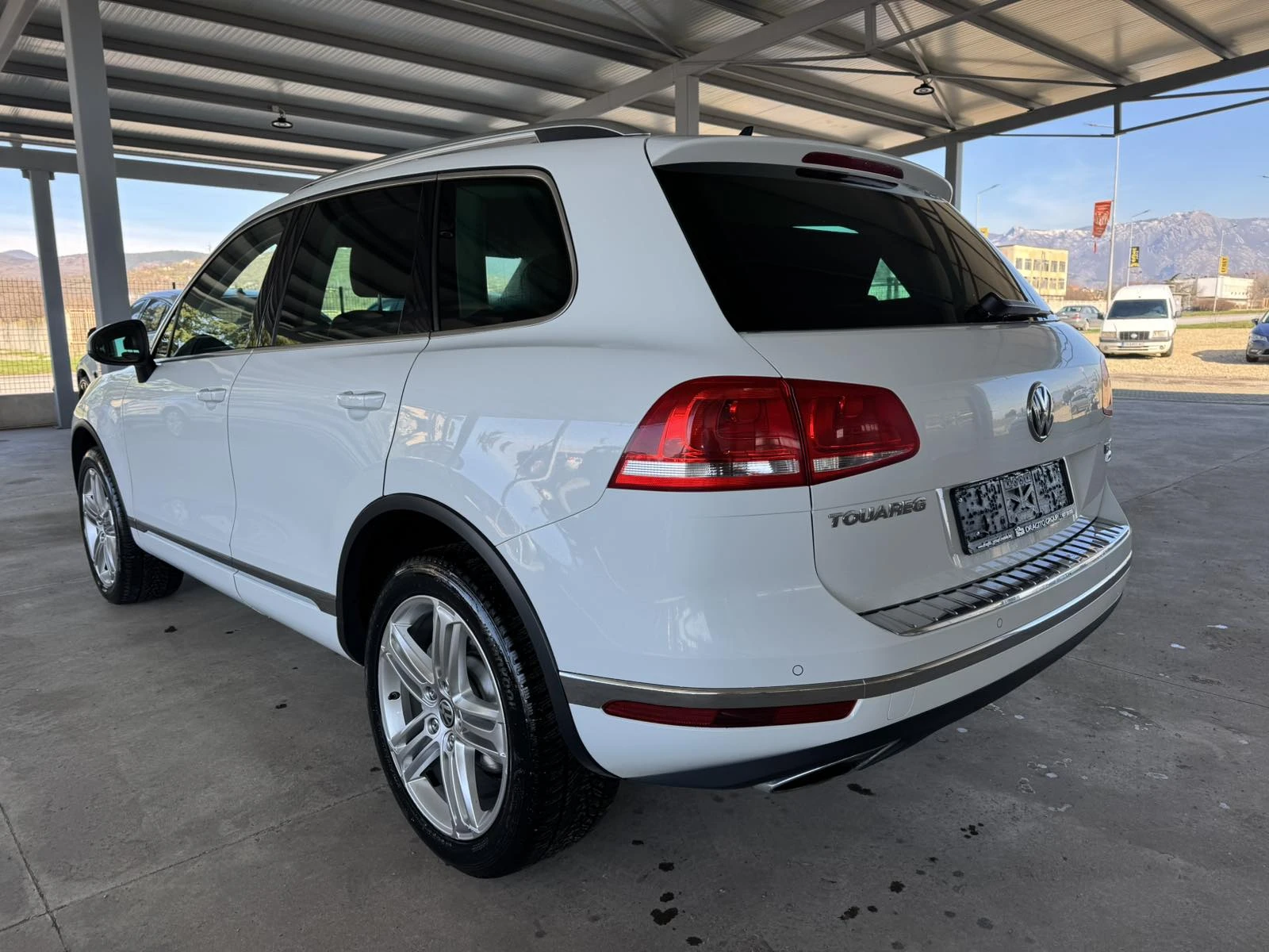 VW Touareg 3.0* V6 TDI* 204ps* 4x4* УНИКАТ* DINAUDIO* КОЖА*  - изображение 3