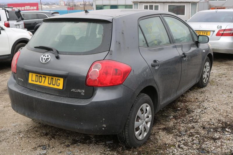 Toyota Auris 1.4 VVTi, снимка 5 - Автомобили и джипове - 35897363