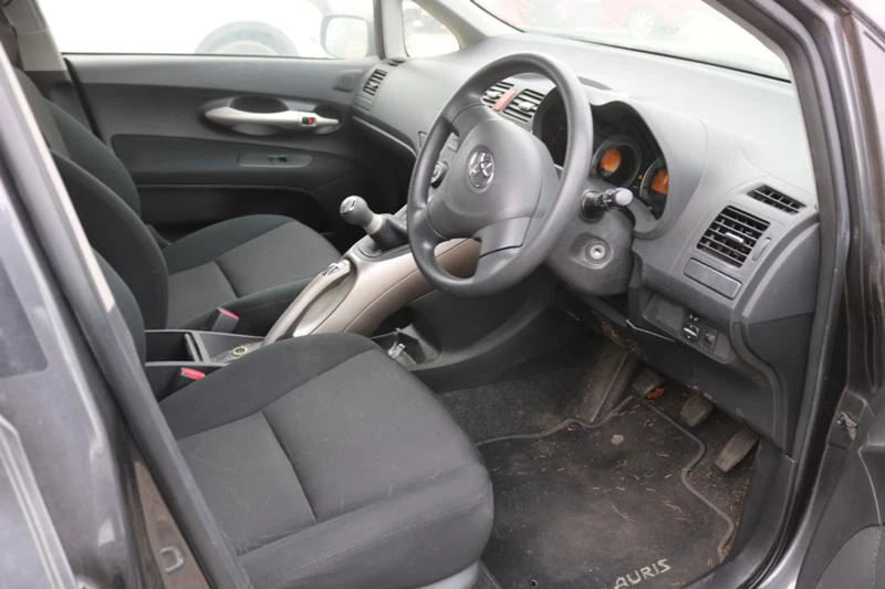 Toyota Auris 1.4 VVTi, снимка 9 - Автомобили и джипове - 35897363