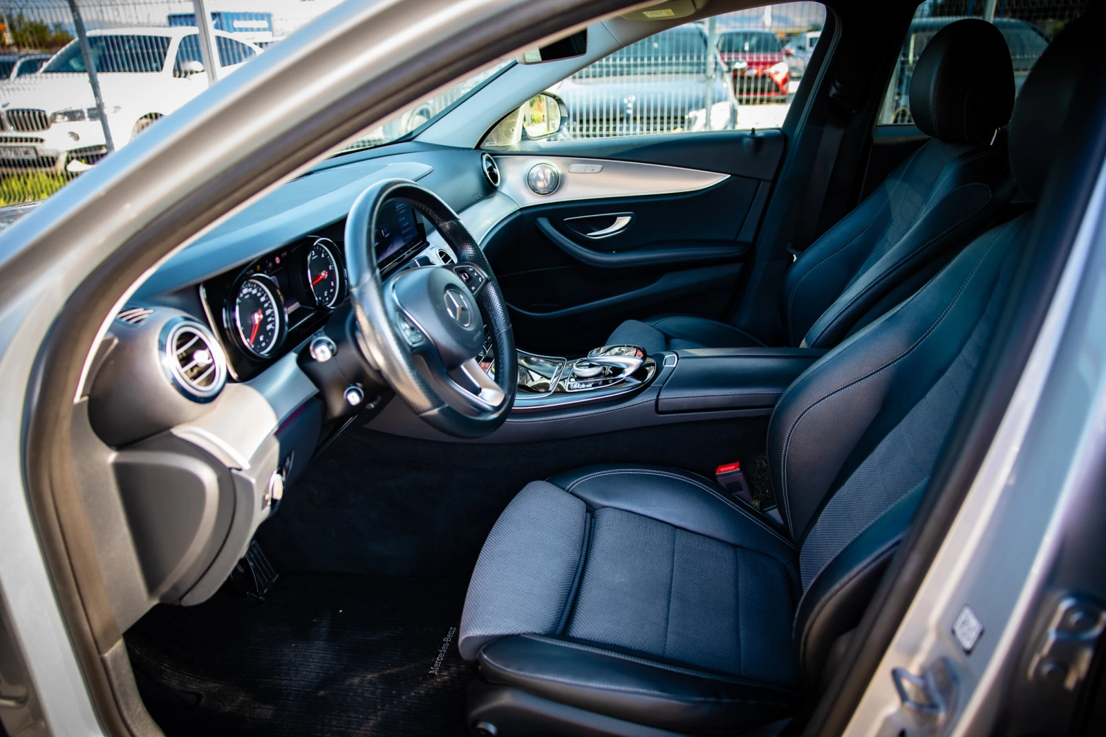 Mercedes-Benz E 220 4MATIC TOP, снимка 11 - Автомобили и джипове - 55327981