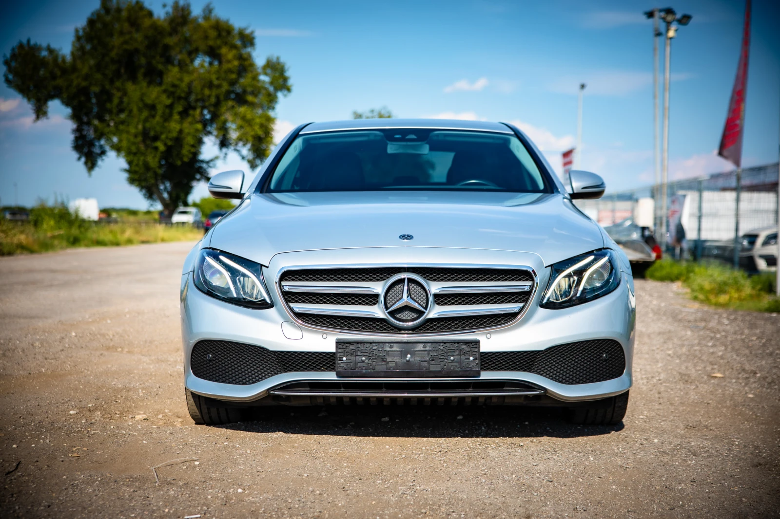 Mercedes-Benz E 220 4MATIC TOP, снимка 6 - Автомобили и джипове - 55327981
