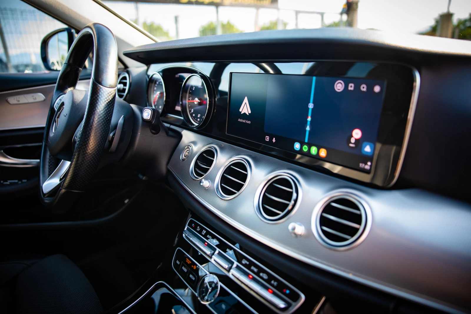 Mercedes-Benz E 220 4MATIC TOP, снимка 14 - Автомобили и джипове - 55327981
