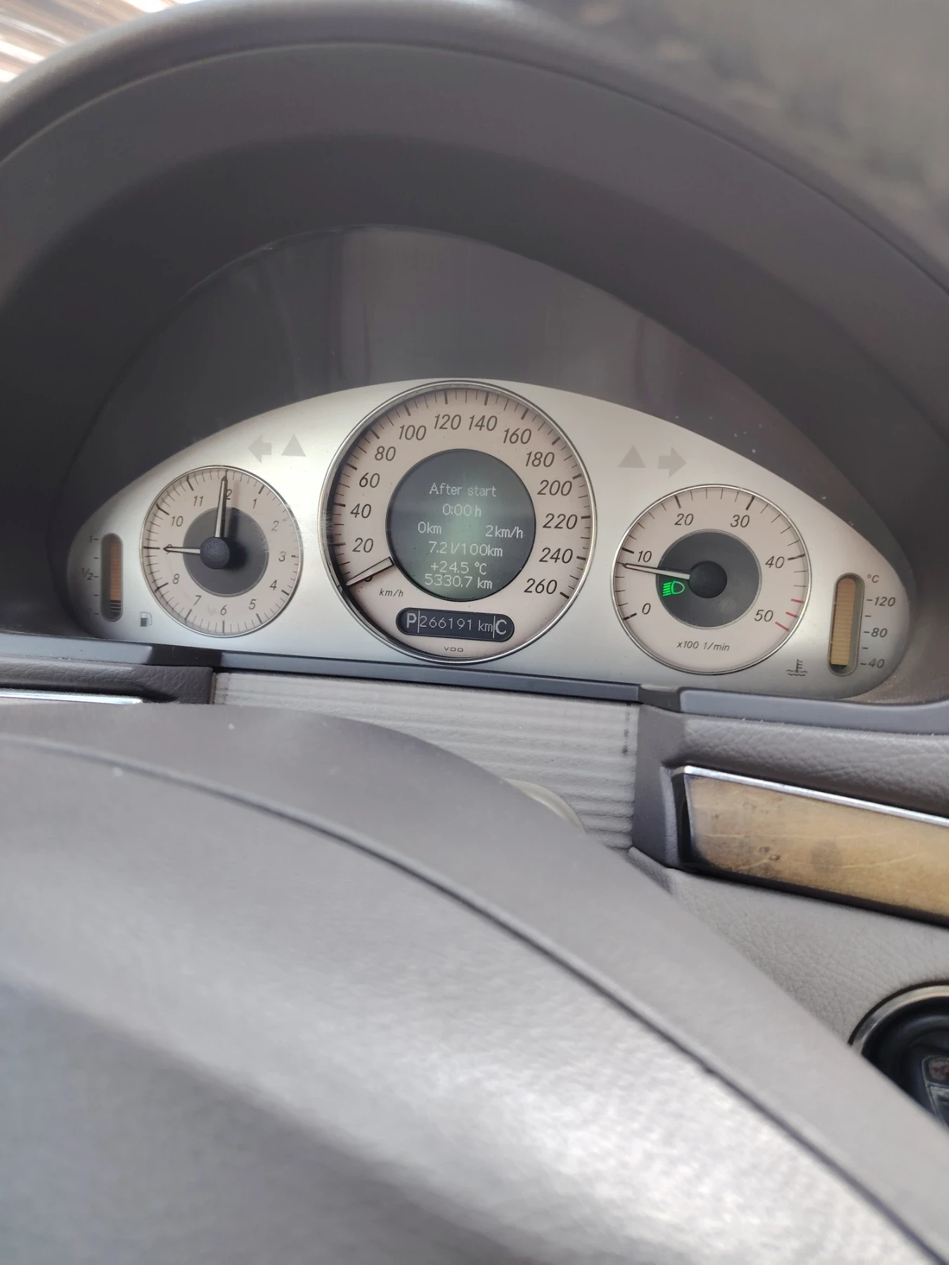 Mercedes-Benz E 270, снимка 3 - Автомобили и джипове - 55386084