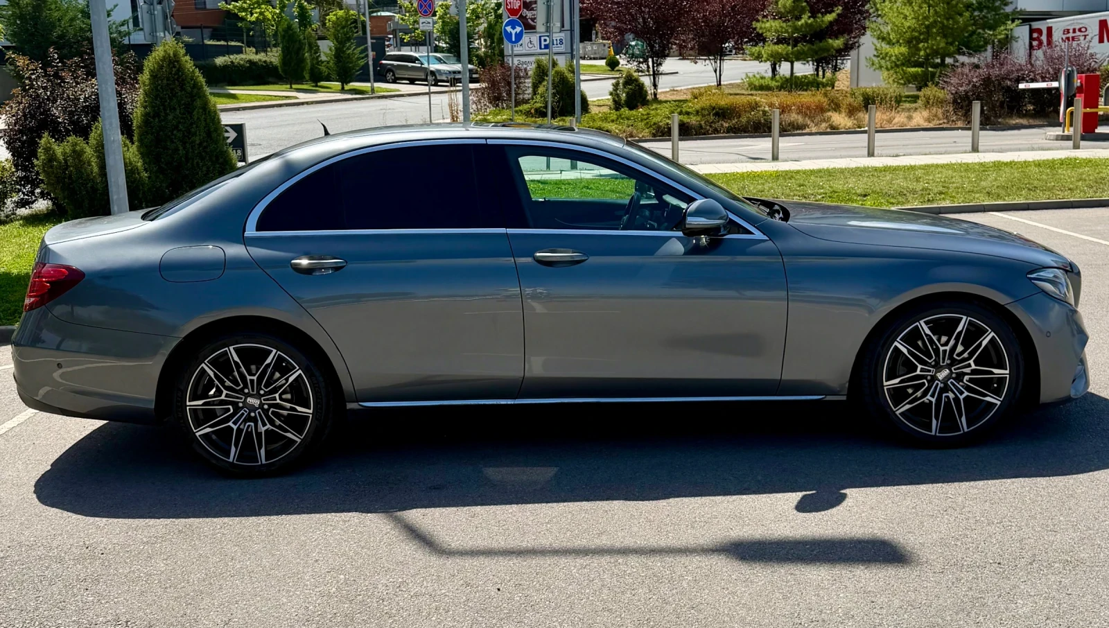 Mercedes-Benz E 220 AMG line, снимка 4 - Автомобили и джипове - 55878079