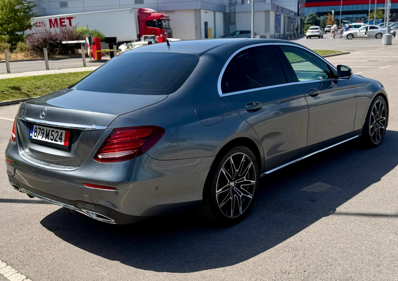 Mercedes-Benz E 220 AMG line, снимка 5 - Автомобили и джипове - 55878079