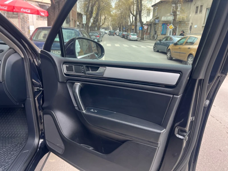 VW Touareg 3.0TDI FACELIFT R-LINE PANORAMA NAVI XENON, снимка 13 - Автомобили и джипове - 49203962