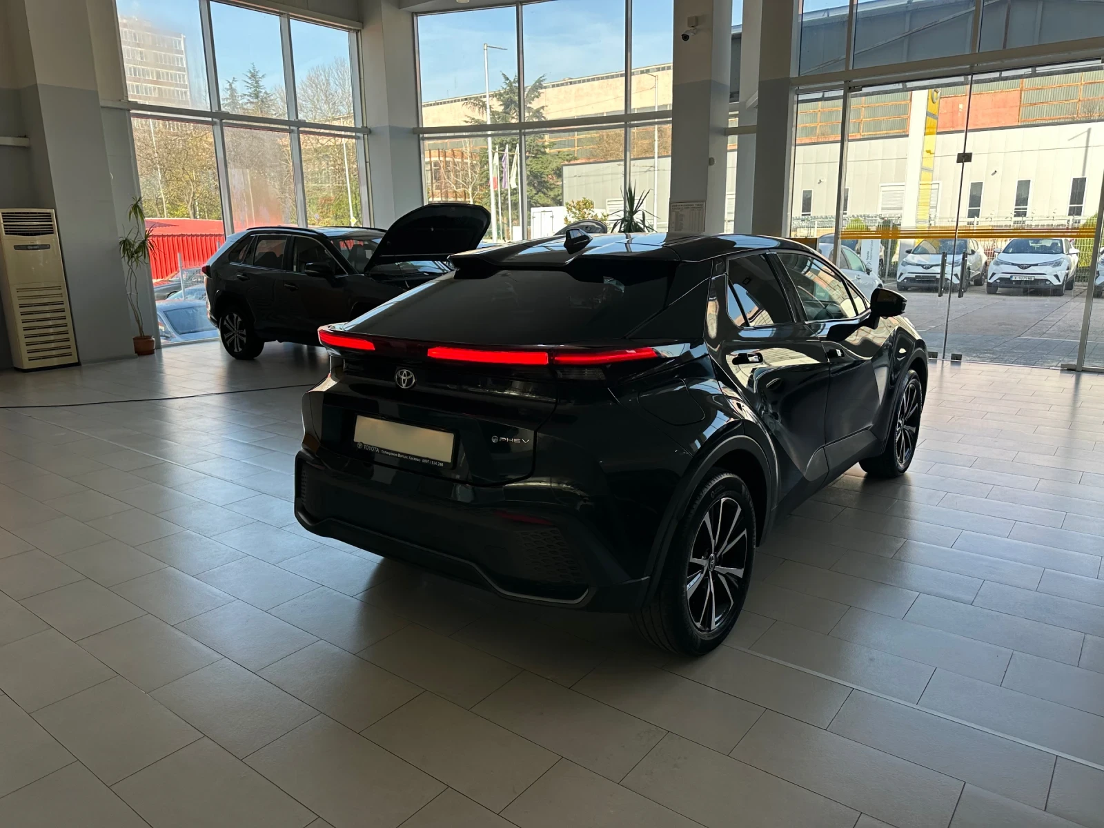 Toyota C-HR Plug-In Hybrid - изображение 6