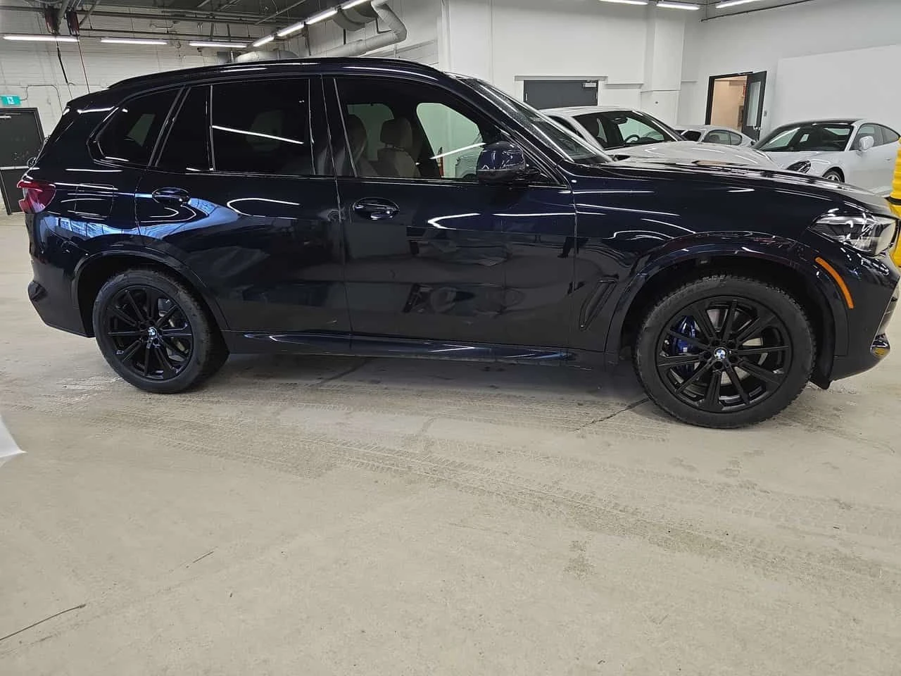 BMW X5 * Сваровски * Дисторник * Масажи * Harman Kardon *, снимка 3 - Автомобили и джипове - 54013474