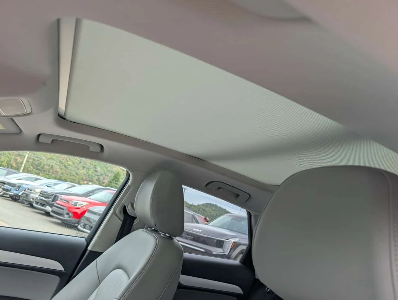 Audi Q3 * Komfort * CARFAX * БЕЗ ПЪРВОНАЧАЛНА ВНОСКА, снимка 12 - Автомобили и джипове - 56170163