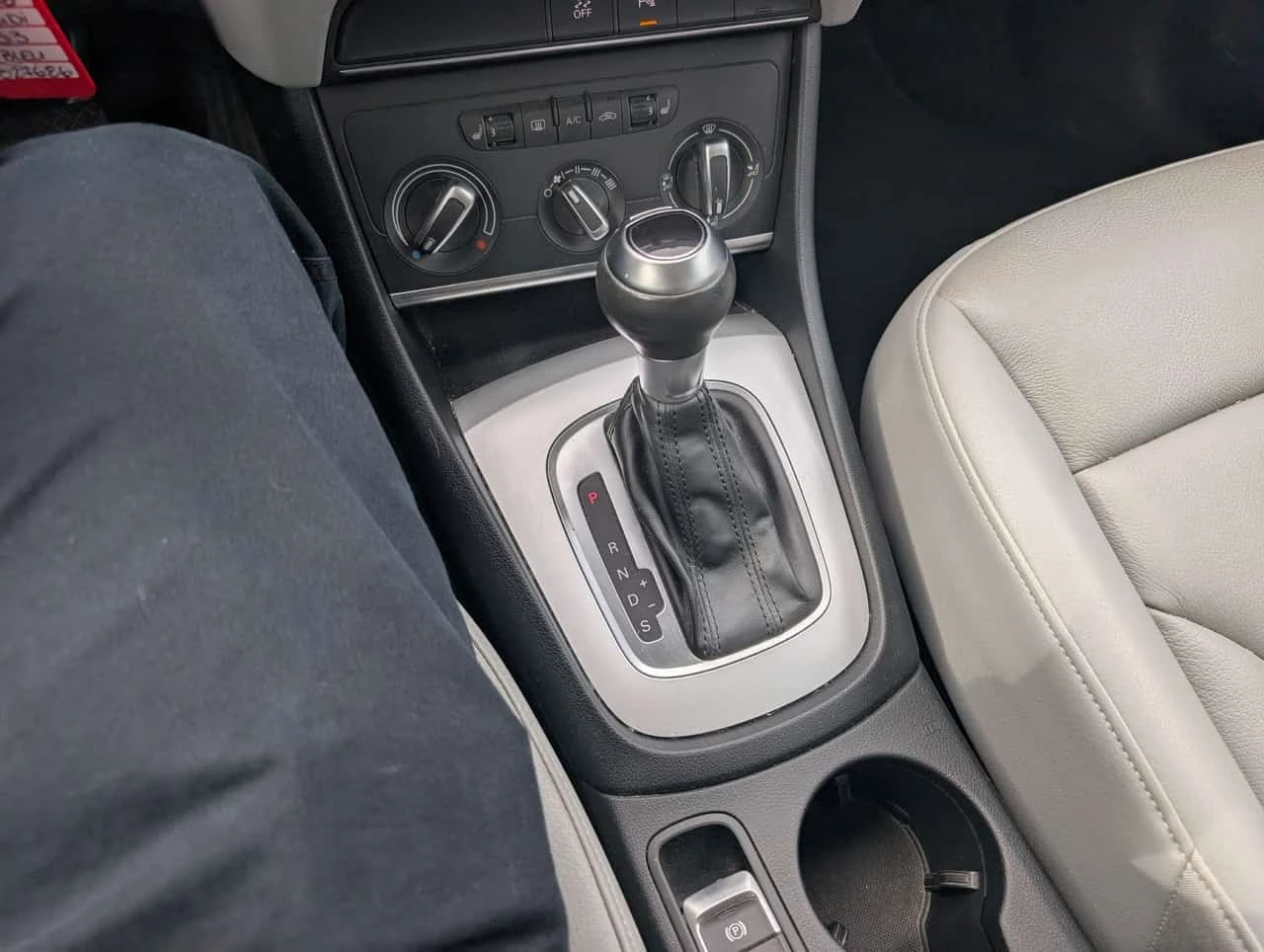 Audi Q3 * Komfort * CARFAX * БЕЗ ПЪРВОНАЧАЛНА ВНОСКА, снимка 14 - Автомобили и джипове - 56170163