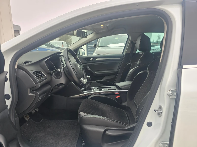 Renault Megane 1.3 Tce, снимка 6 - Автомобили и джипове - 48878250