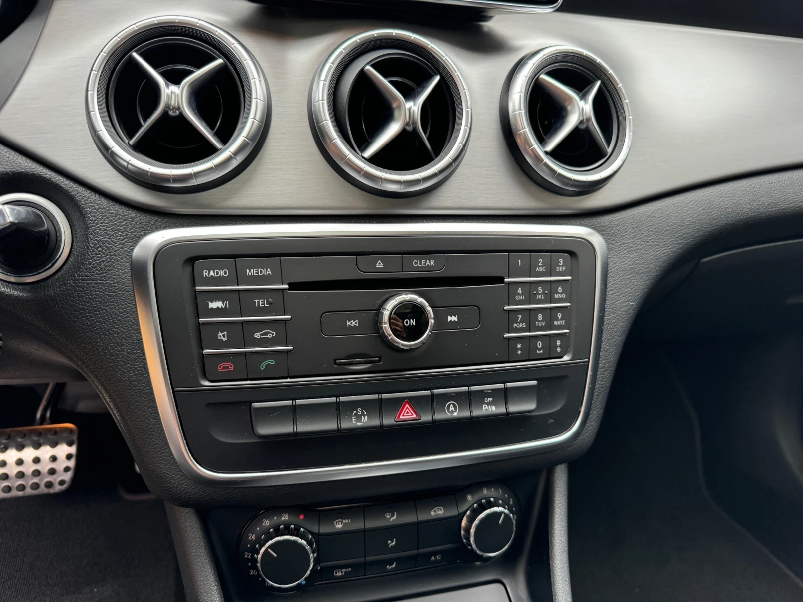 Mercedes-Benz CLA 220 4Matic, снимка 12 - Автомобили и джипове - 54379438