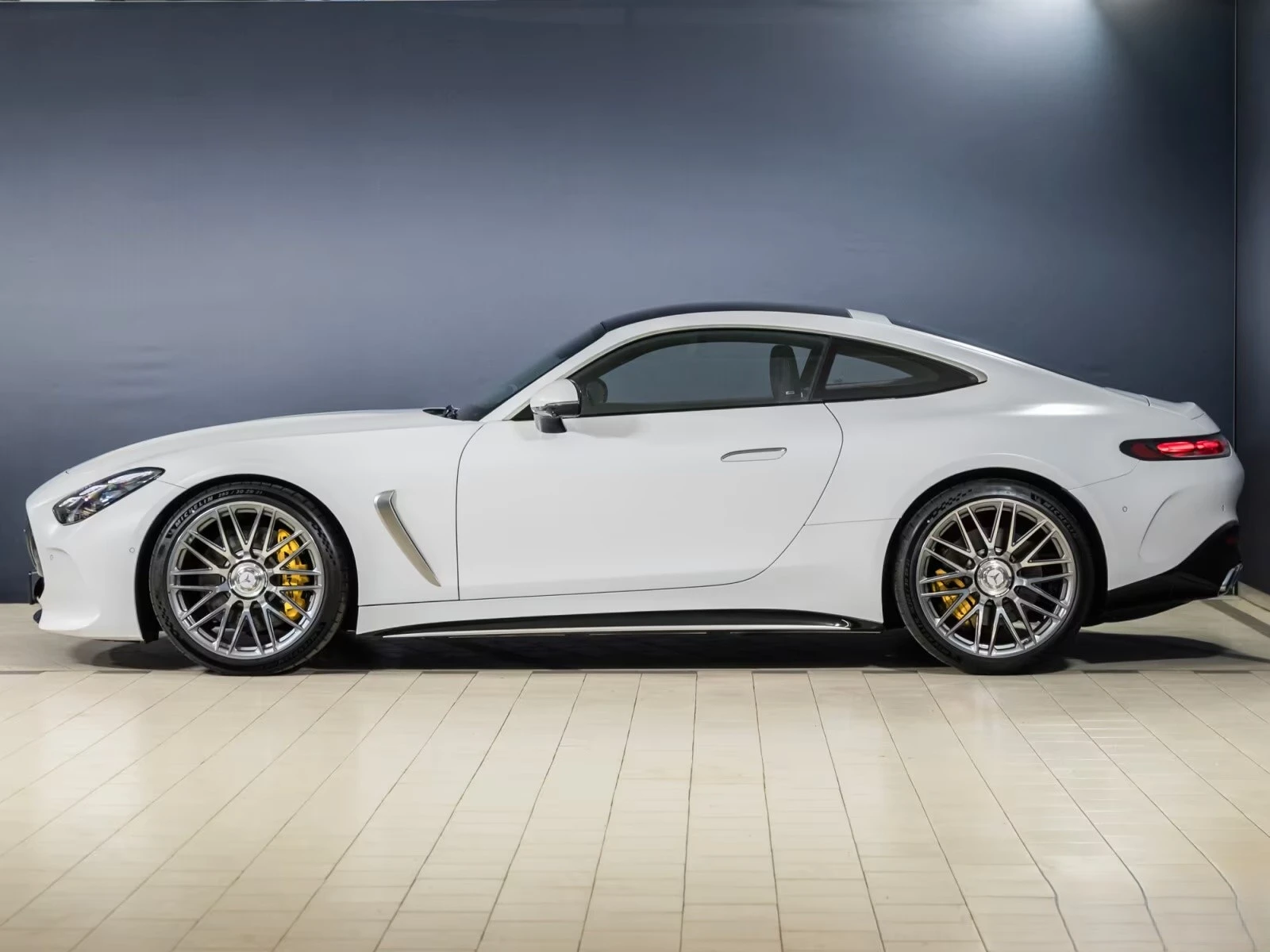 Mercedes-Benz AMG GT 63 / 4 MATIC / BURM / HUD / 360 / PANO / LIFT / , снимка 3 - Автомобили и джипове - 55098790