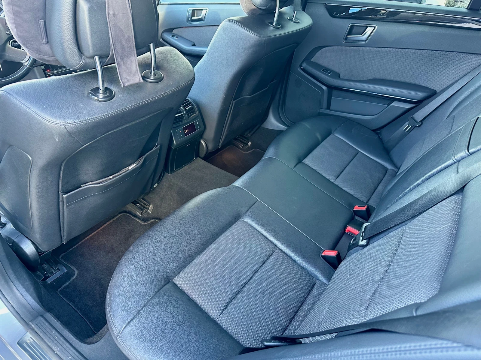Mercedes-Benz E 250 4 matic 7G tronic PLUS CARPLAY/ANDROID AUTO, снимка 13 - Автомобили и джипове - 55566291