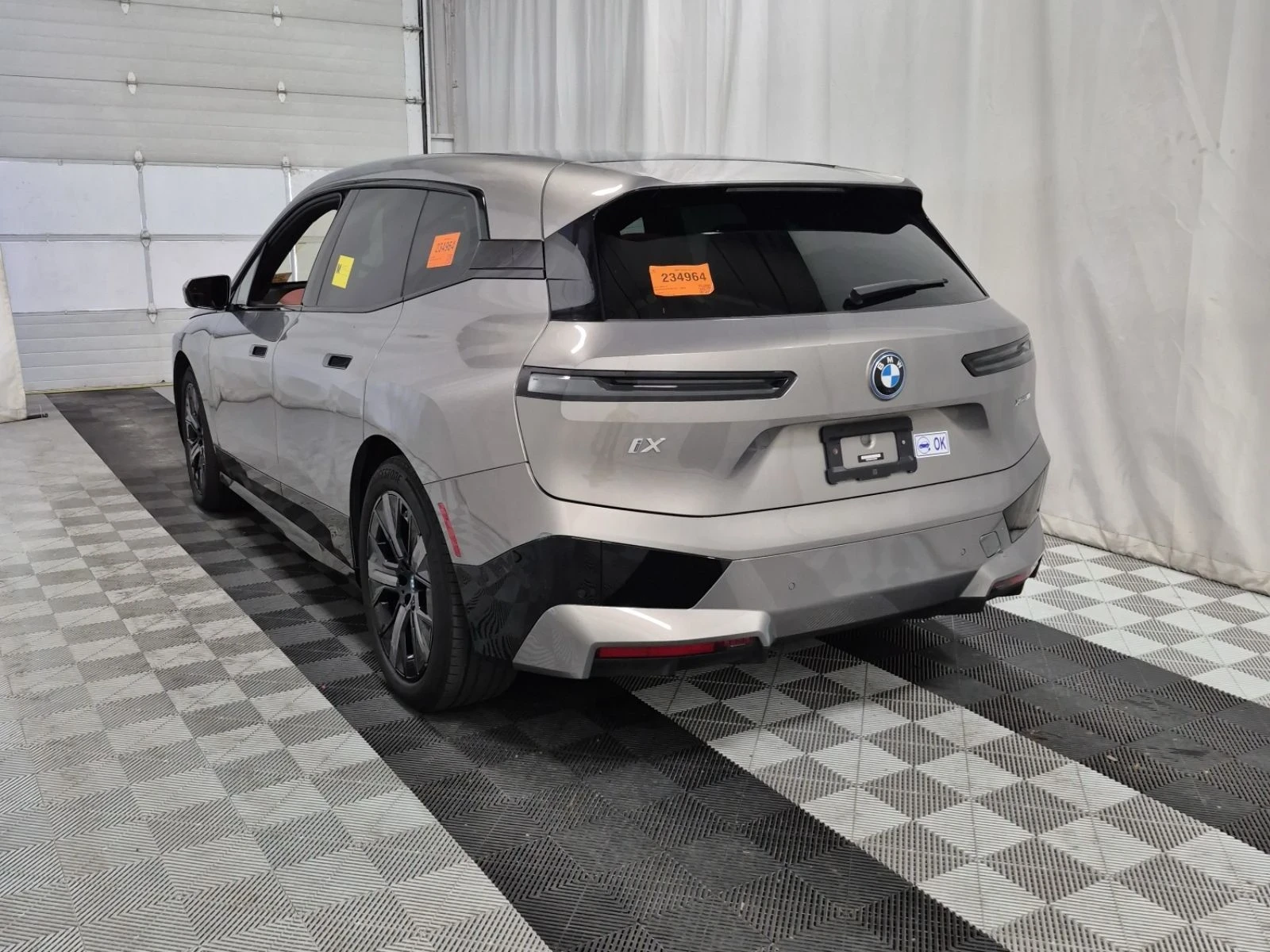 BMW iX Xdrive50* M-pack* 360* Sky Lounge* Harman kardon* , снимка 4 - Автомобили и джипове - 55802902