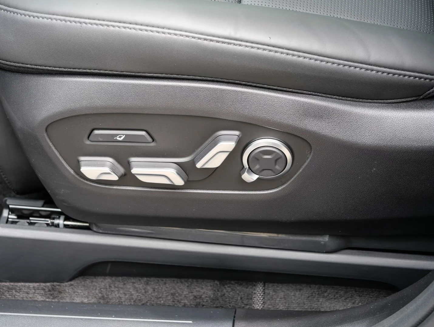 Hyundai IONIQ 9 Uniq* AWD* 7seats* 110kWh, снимка 12 - Автомобили и джипове - 56020184