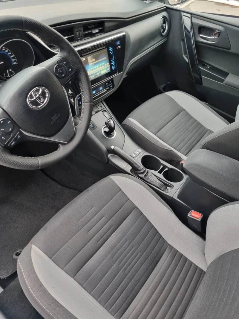 Toyota Auris Hybrid, снимка 6 - Автомобили и джипове - 48887830