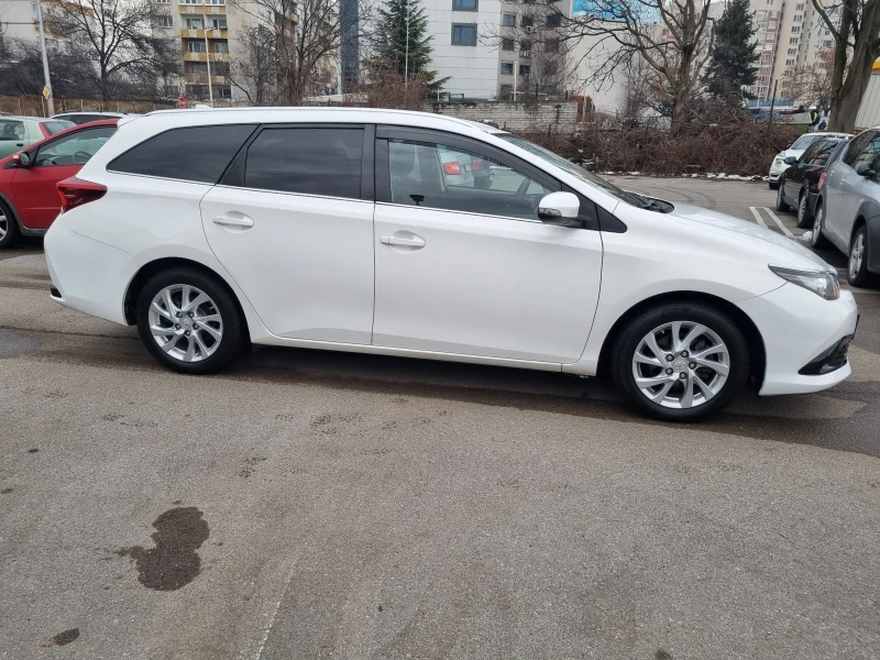 Toyota Auris Hybrid, снимка 8 - Автомобили и джипове - 48887830