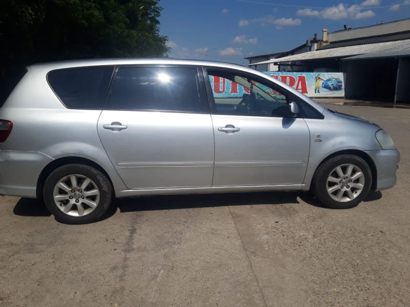 Toyota Avensis verso Van, снимка 3 - Автомобили и джипове - 52886115