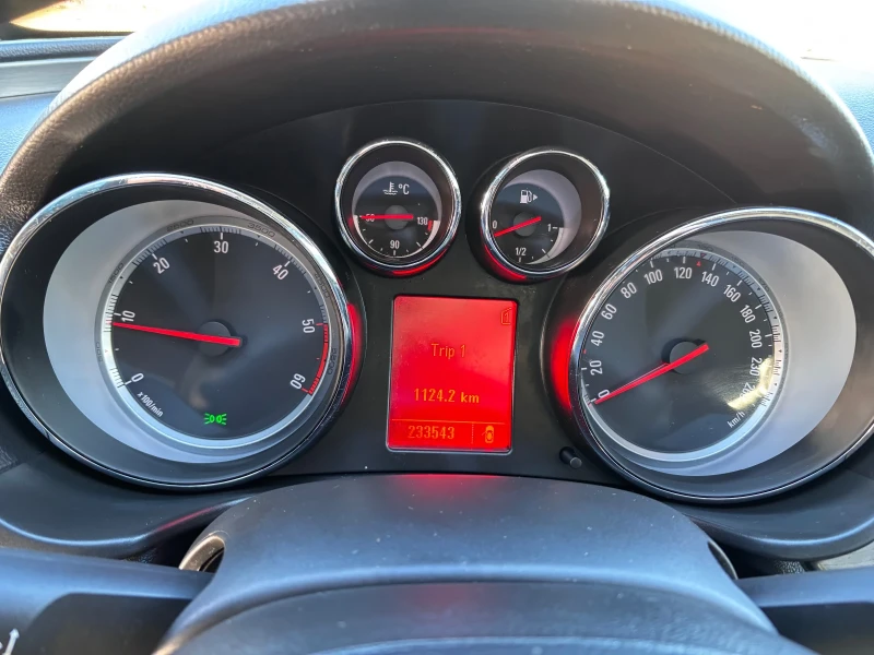 Opel Insignia 2.0CDTI Sport, снимка 15 - Автомобили и джипове - 53257740