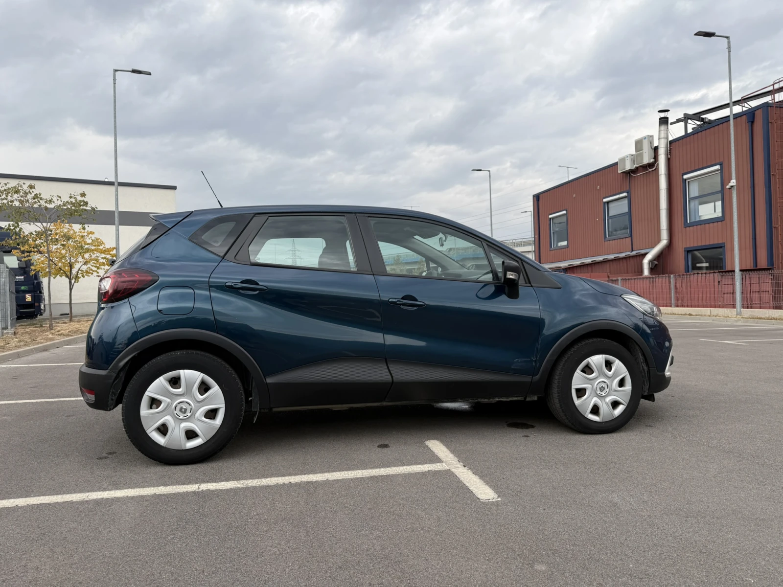 Renault Captur 1.5d, снимка 2 - Автомобили и джипове - 56449319