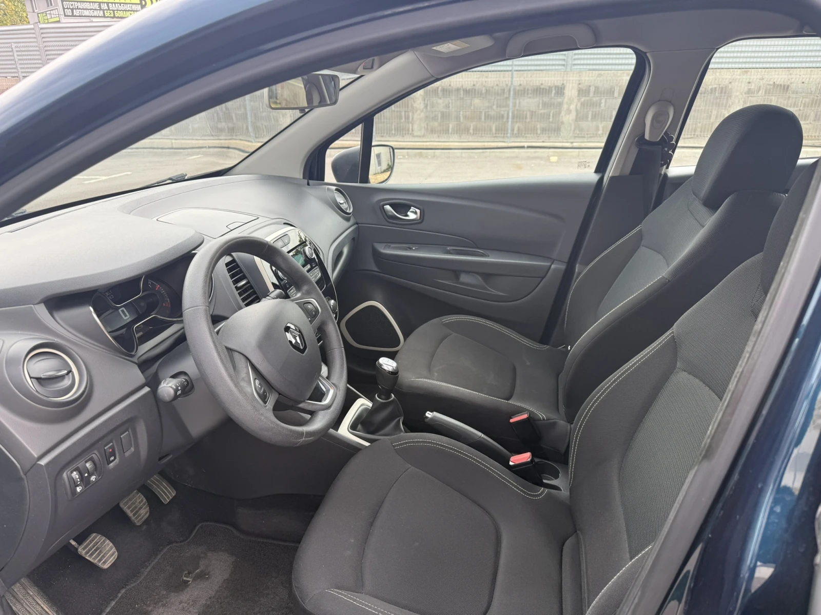 Renault Captur 1.5d, снимка 8 - Автомобили и джипове - 56449319