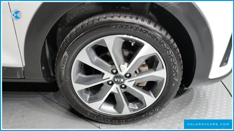 Kia Stonic 1.4 Става на ГАЗ Kolarov | Cars, снимка 3 - Автомобили и джипове - 52202291