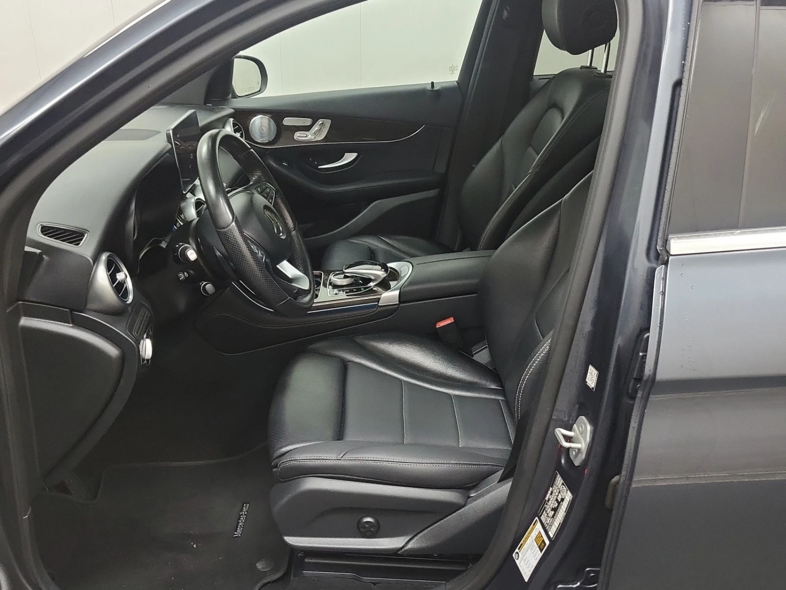 Mercedes-Benz GLC 300 4MATIC * * CARFAX * * АВТО КРЕДИТ * *  - изображение 5