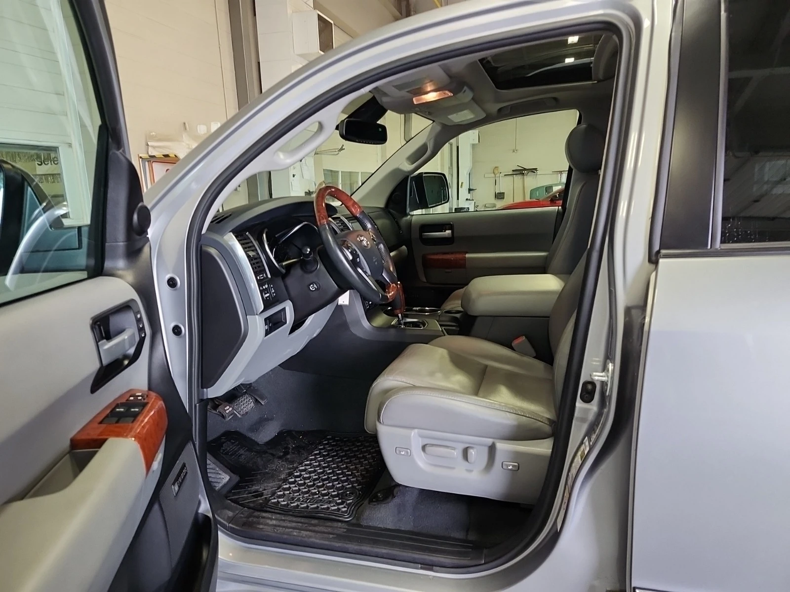 Toyota Sequoia PLATINUM * * CARFAX * *   * *  | Mobile.bg   5