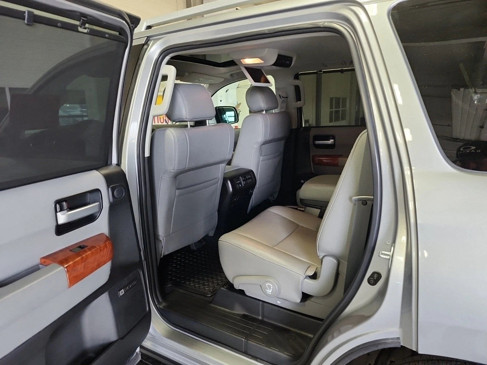 Toyota Sequoia PLATINUM * * CARFAX * *   * *  | Mobile.bg   9