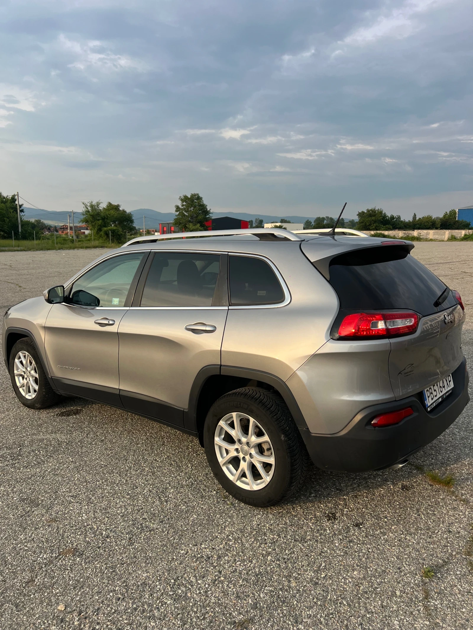 Jeep Cherokee  - изображение 4