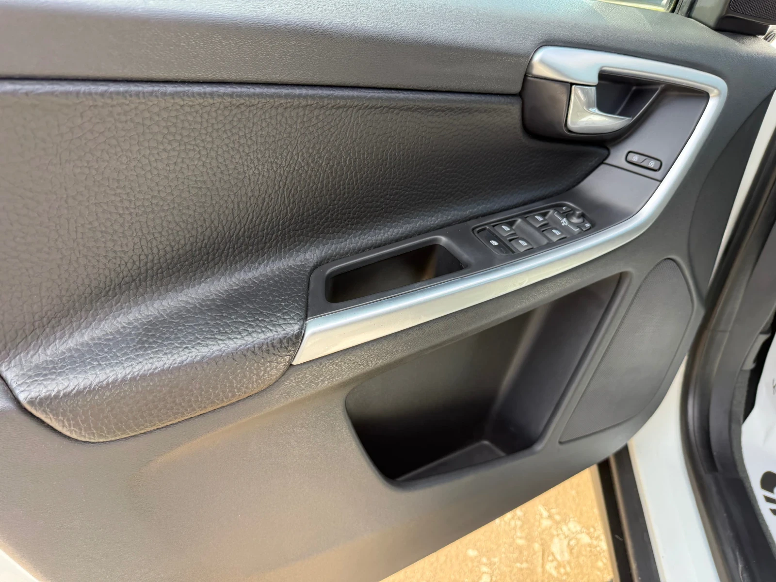 Volvo XC60 2.4D 4x4 CH AUTOMAT NAVI  163ks, снимка 17 - Автомобили и джипове - 54105542