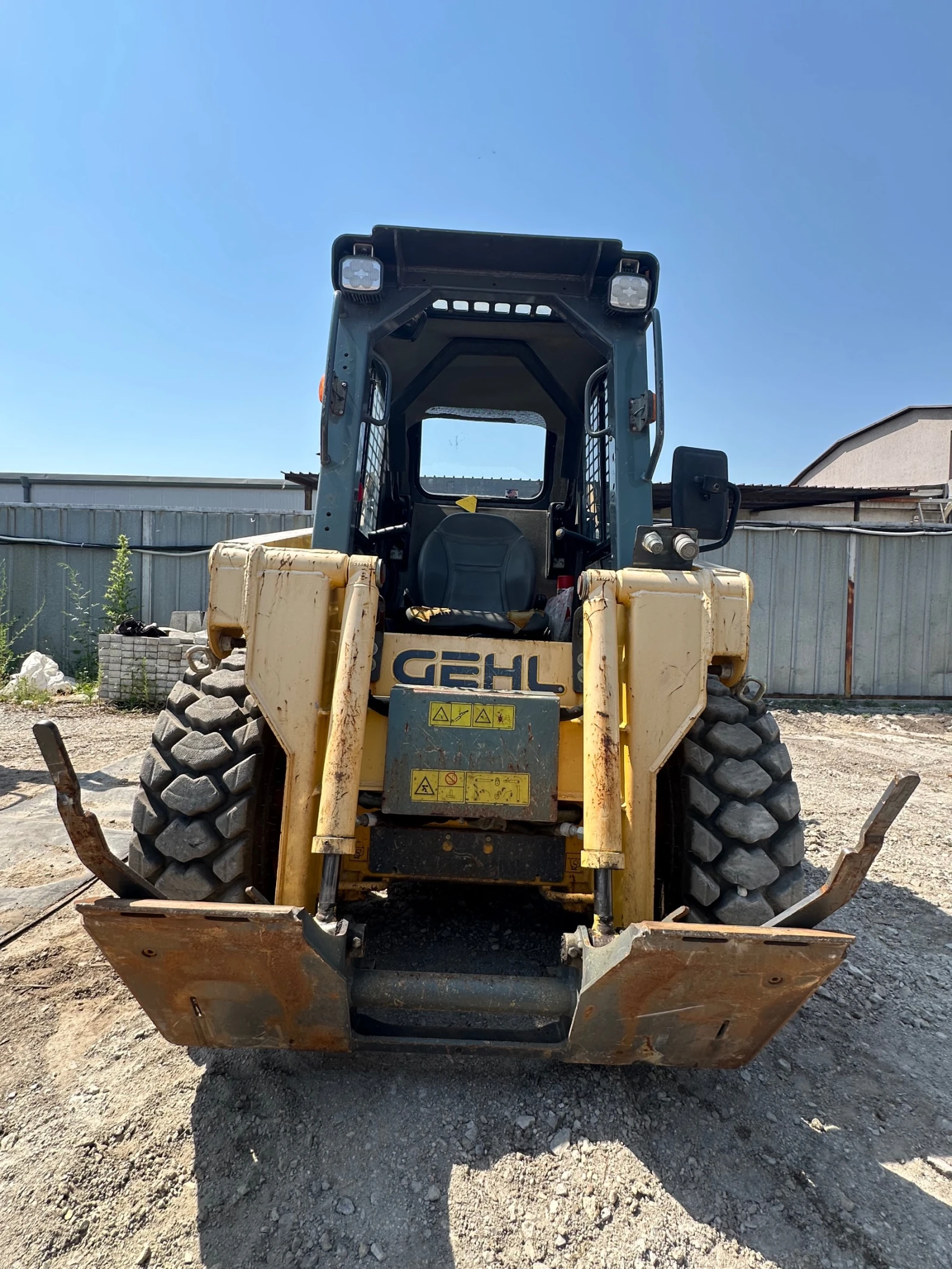 Мини челни товарачи GEHL 4240 - изображение 6