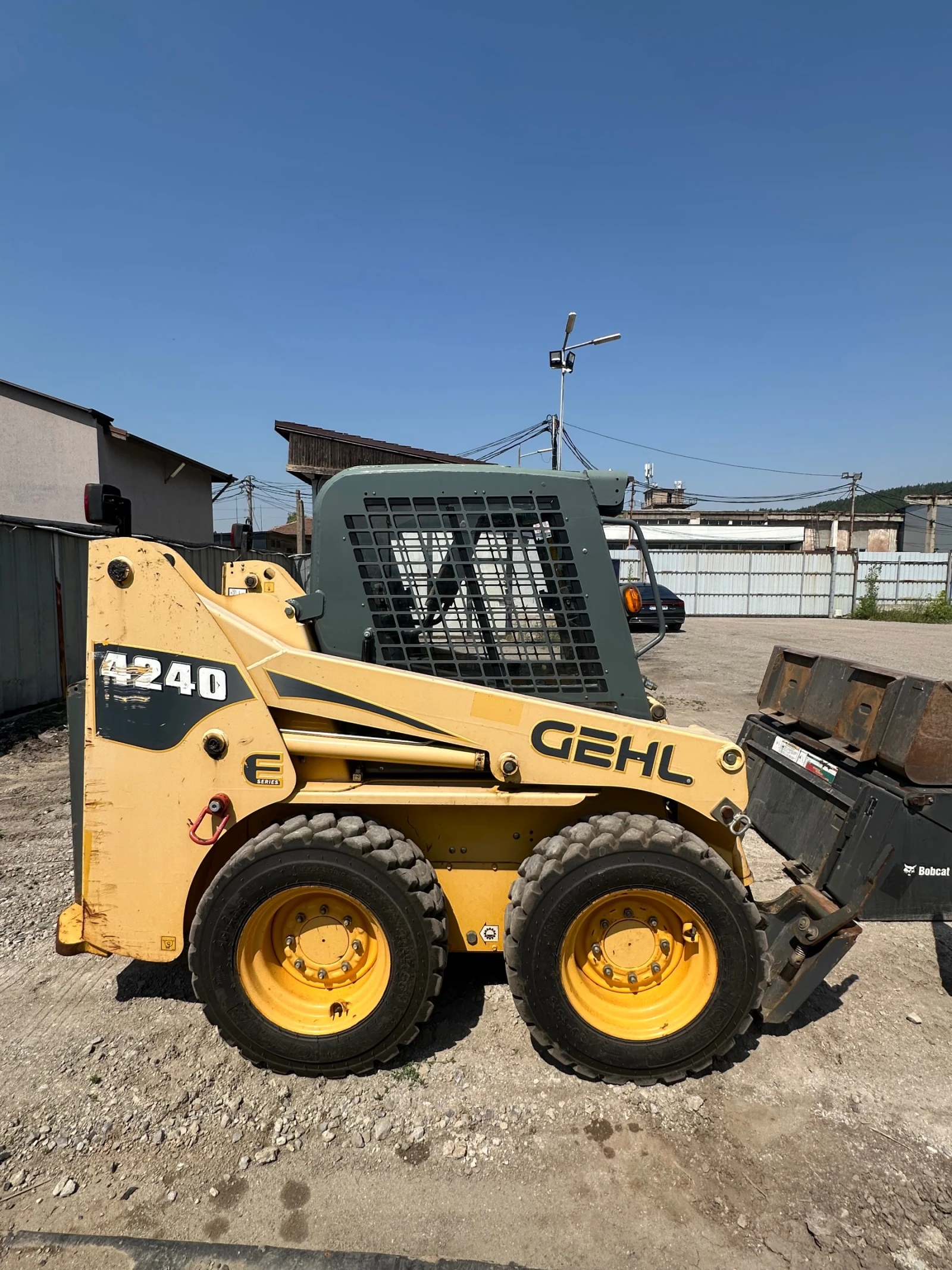 Мини челни товарачи GEHL 4240 - изображение 5