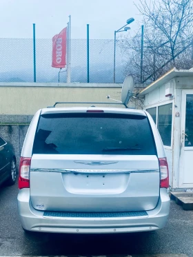 Chrysler Town and Country 3.6, снимка 1