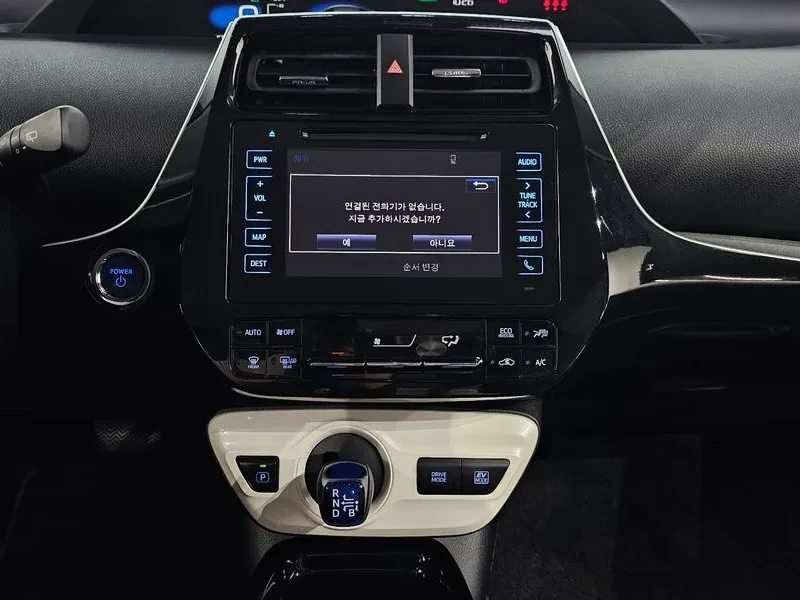 Toyota Prius 1.8 Хибрид, снимка 6 - Автомобили и джипове - 55433034