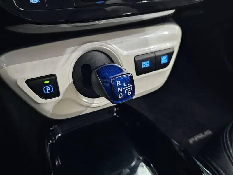 Toyota Prius 1.8 Хибрид, снимка 8 - Автомобили и джипове - 55433034
